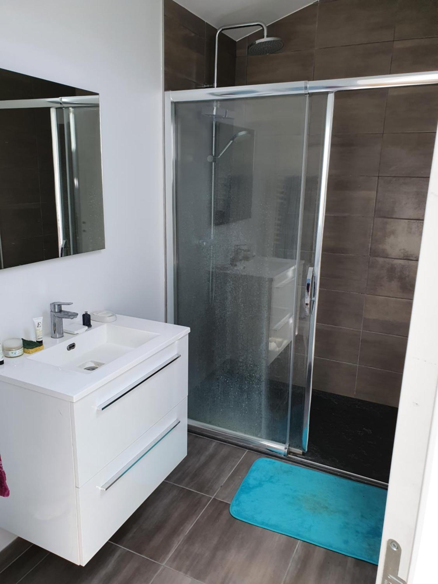 Privee En Colocation Dans Agreable Maison Avec Jardin - A Private In A Shared House With Garden Privatunterkunft